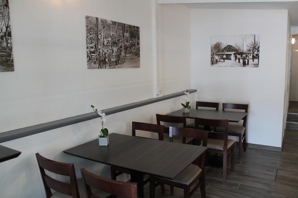La Hourquie Cafe Hotel Morlaas Exterior photo